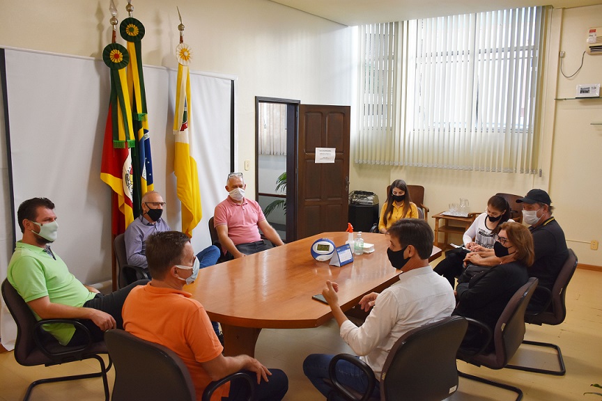 Autoridades municipais reunidas com o deputado Clair Kuhn (Foto: Divulgação/ASCOM Três Passos)