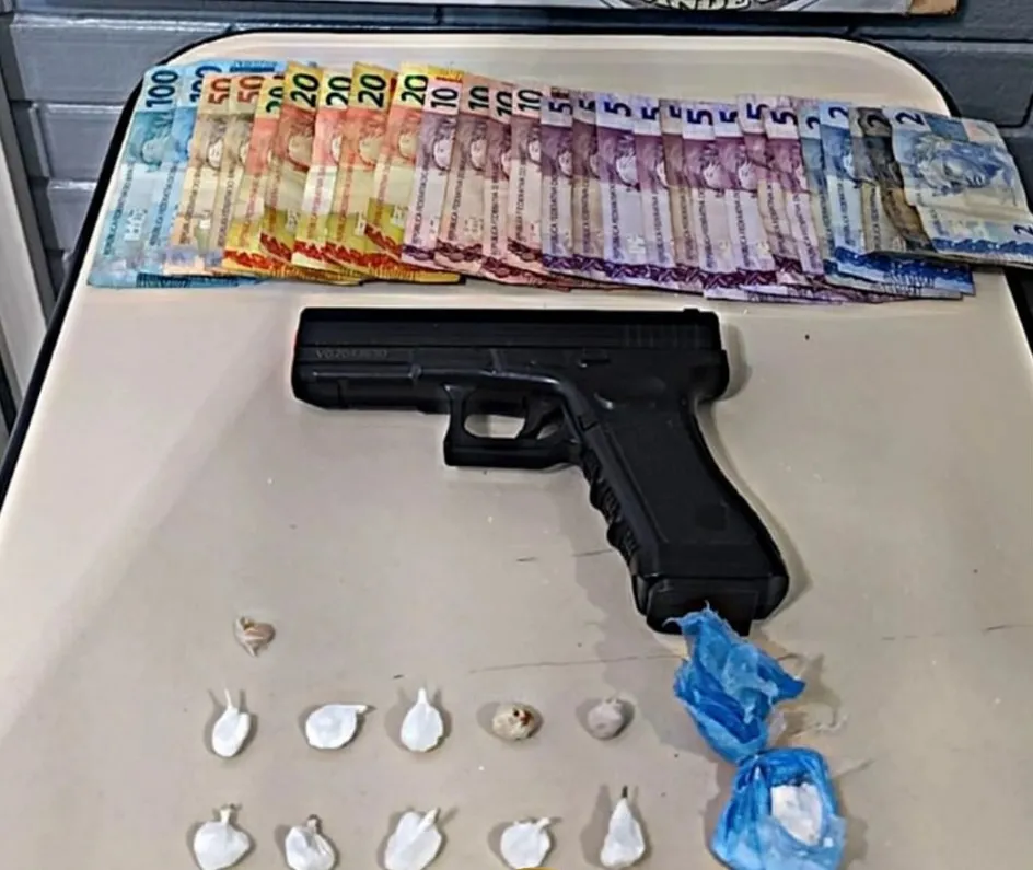 Na ação, os policiais militares apreenderam drogas, dinheiro em espécie, um aparelho celular e um simulacro de pistola (Foto: Divulgação | 7º BPM)