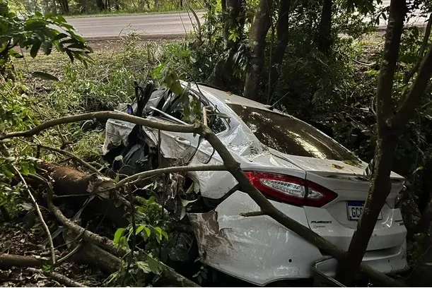 Com o impacto, os dois carros foram arremessados para fora da via (Foto: Anderson Oliveira)