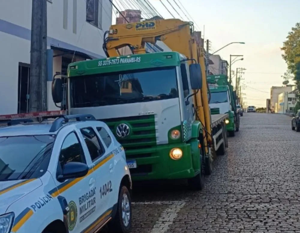 Caminhões foram encontrados após denúncia (Foto: Divulgação | BM)
