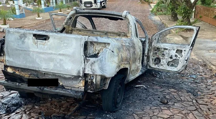 Fiat Strada foi totalmente destruída pelo fogo no começo da manhã da segunda-feira (21/4) (Foto: Divulgação | Bombeiros Voluntários)