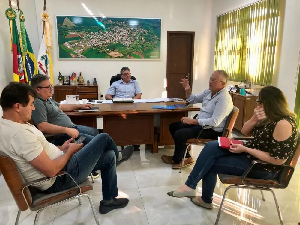 Prefeito Arleu Valadar Machado se reuniu com o gerente Institucional e o coordenador de Operações da Microrregião (Foto: Divulgação | ASCOM Coronel Bicaco)
