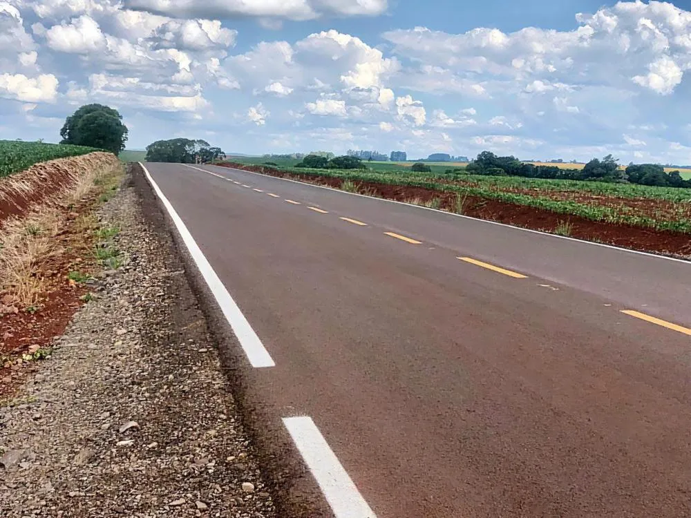 Asfaltamento na estrada que liga a BR-468 e a comunidade de Campo Santo está em execução (Foto: Diones Roberto Becker)