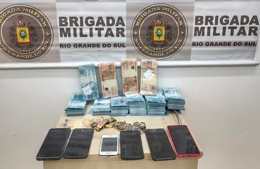 Notas falsas de R$ 50,00 e de R$ 100,00 estavam acondicionadas numa caixa (Foto: Divulgação | Pelotão Rodoviário de Cruz Alta)