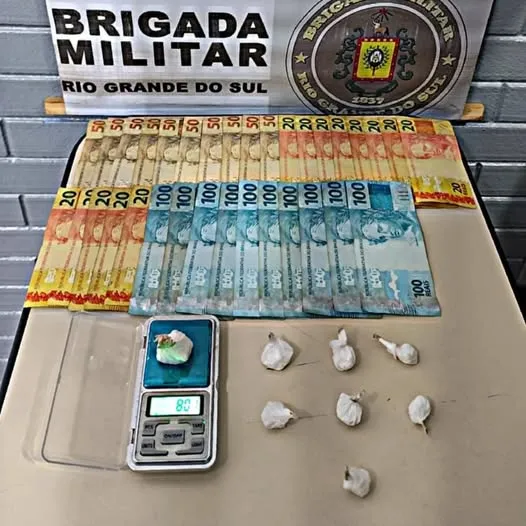 Na ação, foram apreendidas oito porções de cocaína, dois aparelhos celulares, uma balança de precisão e dinheiro em espécie (Foto: Divulgação | BM)