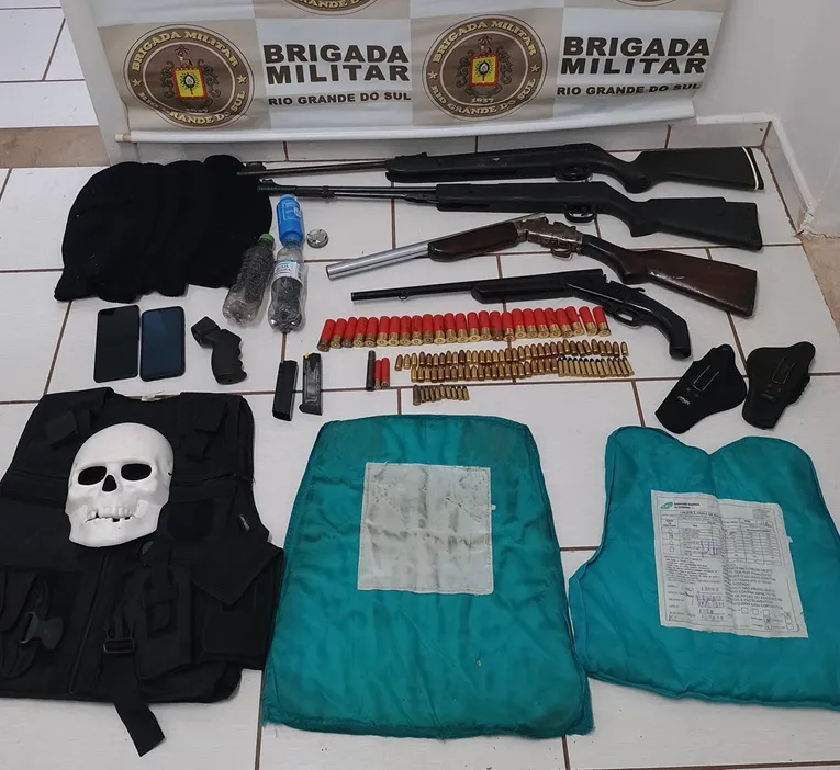 Espingardas, placas balísticas, munições e outros materiais apreendidos na ação (Foto: Divulgação | BM)