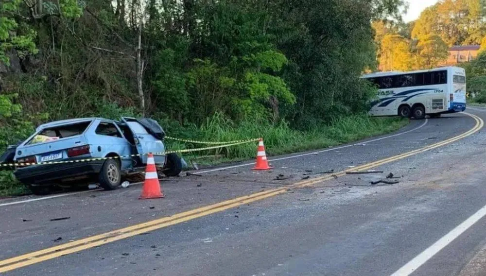 Colisão frontal envolvendo um VW Gol e um ônibus ocorreu na madrugada do domingo (11/5) (Foto: Divulgação | Rádio Máxima FM)