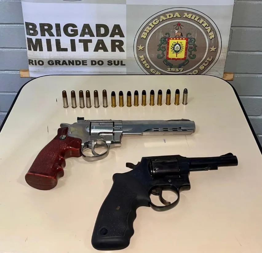 Revólveres e cartuchos apreendidos pelos policiais militares (Foto: Divulgação | BM)
