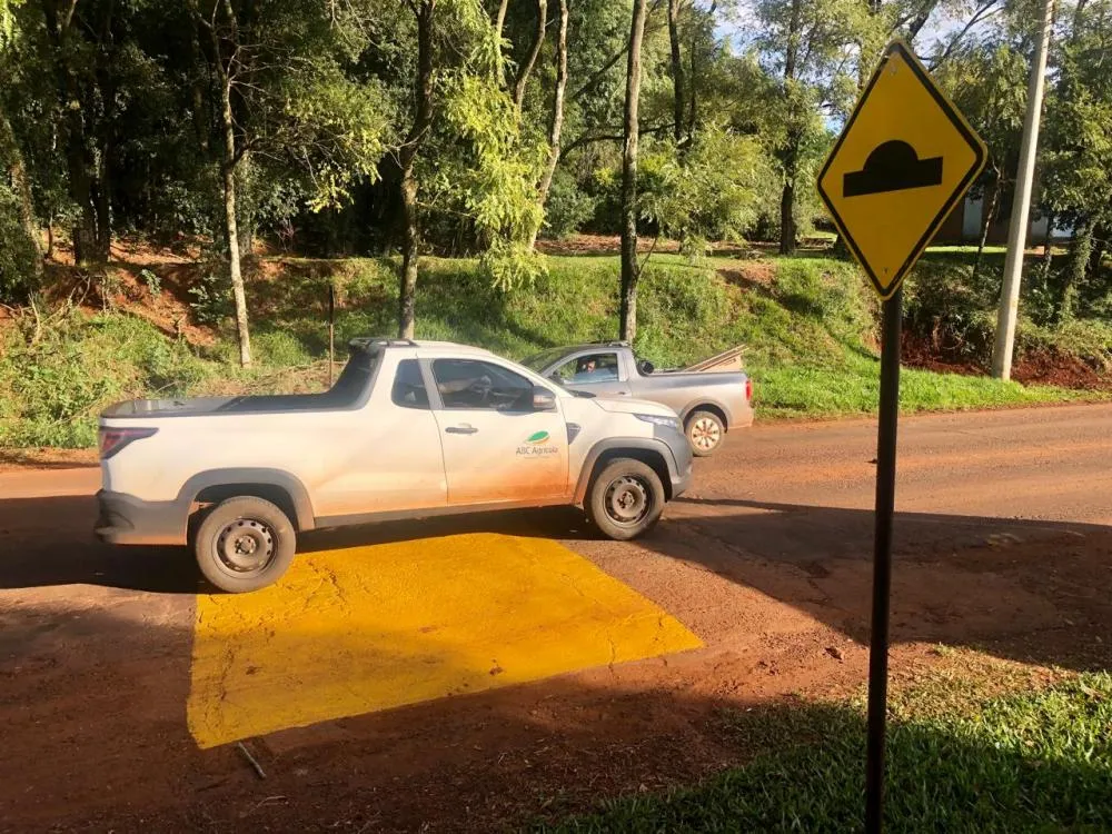 Quebra-molas recém-sinalizado em frente à escola municipal em Vila Diniz (Foto: Diones Roberto Becker)