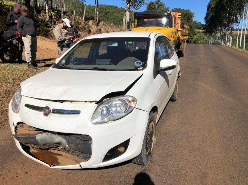 Veículo que sofreu a colisão pelo caminhão, vindo a colidir em outro veículo. (Foto: Reprodução/In Foco RS)