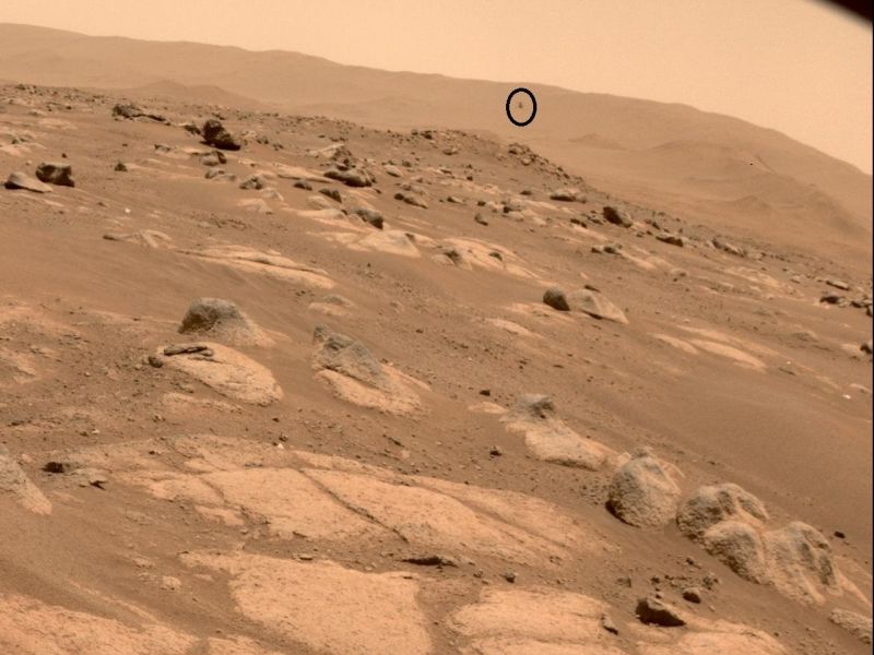 Na imagem feita pelo Perverance é possível ver o Ingenuity (no destaque) sobrevoando Marte - (Foto: Divulgação / NASA - JPL - 30.4.2021)