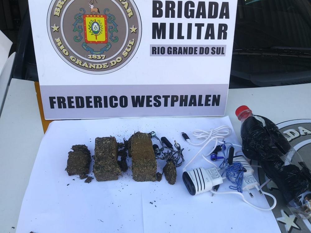 Maconha e demais objetos apreendidos nas imediações da penitenciária de Frederico Westphalen (Foto: Divulgação/BM)