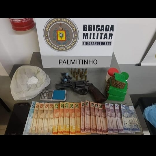 Drogas e outros materiais apreendidos na ação policial (Foto: Divulgação/BM)