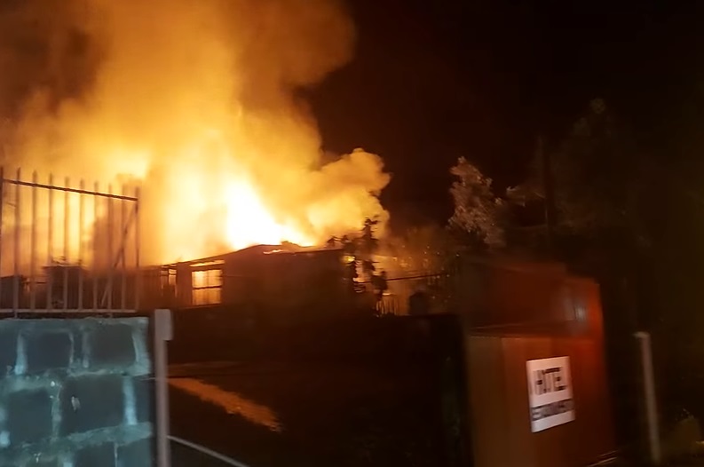 Residência localizada na Rua Pindorama foi destruída pelas chamas (Foto: Priscila Goulart)