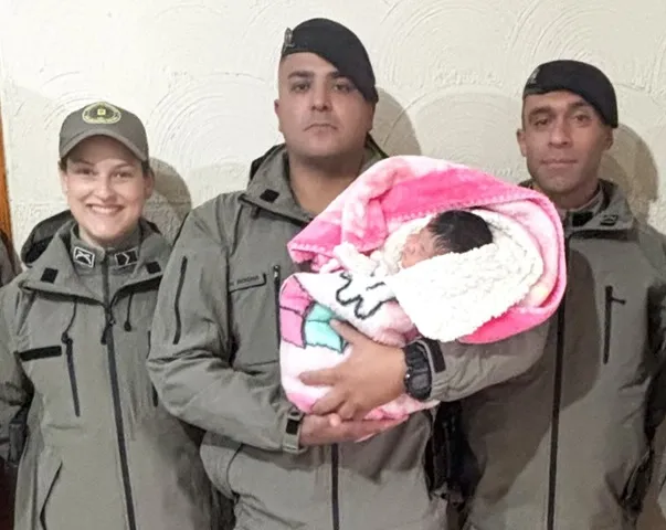 Policiais militares que realizaram as manobras de desengasgo reencontraram a pequena Isabela (Foto: Divulgação | 39º BPM)
