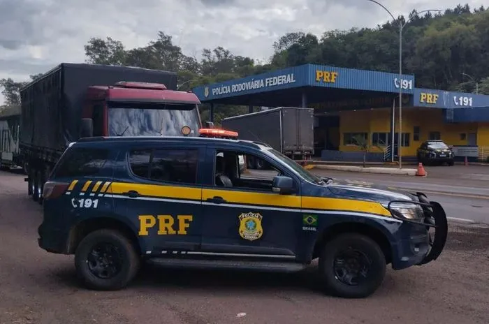 Caminhão foi abordado na BR-285, em Ijuí. (Foto: Divulgação / Polícia Rodoviária Federal)