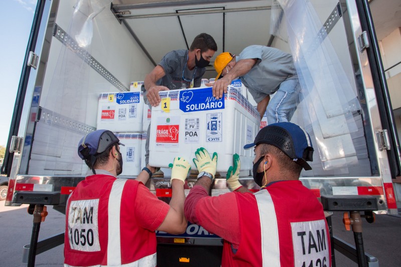 Carregamento com 413.750 doses chegou ao Estado na manhã da segunda-feira (03/05) (Foto: Felipe Dalla Valle/Palácio Piratini)