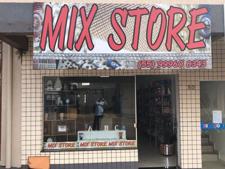 Loja Mix Store é especializada em produtos e acessórios para a customização de cuias, chinelos e outros objetos (Foto: Diones Roberto Becker)