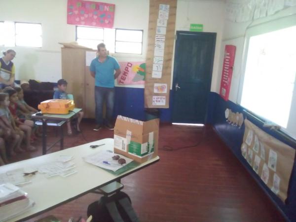 Atividades foram coordenadas por uma enfermeira e uma agente de combate a endemias (Foto: Divulgação/ASCOM Derrubadas)