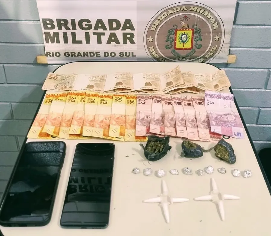 Entorpecentes foram localizados com um indivíduo abordado na tarde de quinta-feira (12/6) (Foto: Divulgação | 7º BPM)