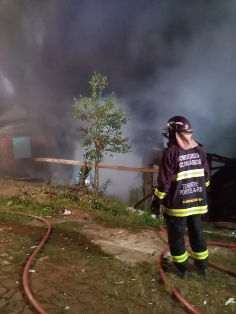 Casa de madeira foi totalmente destruída pelo incêndio (Foto: Divulgação | Bombeiros Voluntários)