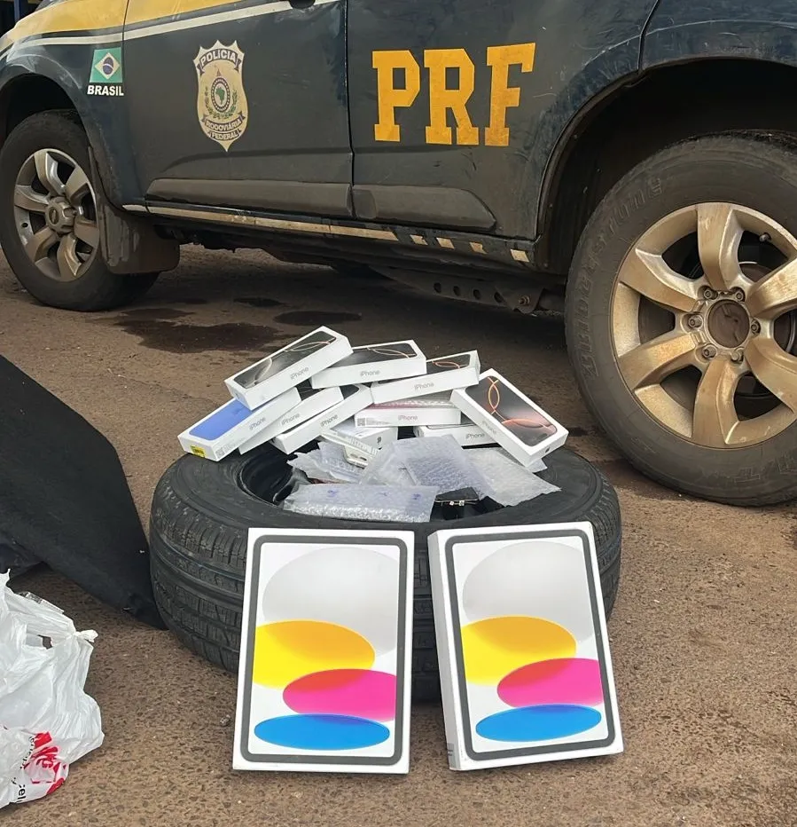 Após a desmontagem do pneu reserva, foram encontrados 19 iPhones provenientes do Paraguai (Foto: Divulgação | PRF)