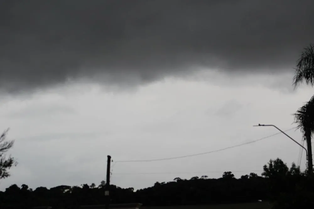 Meteorologista diz que a condição de frentes frias passando trará chuva regular durante dois, três dias (Diones Roberto Becker | Clicportela)