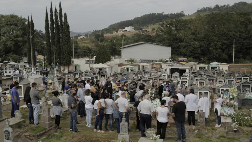 Sepultamento das três crianças e das duas funcionárias da escola infantil ocorreu no Cemitério Municipal de Saudades (Foto: Sirli Freitas/NSC TV)