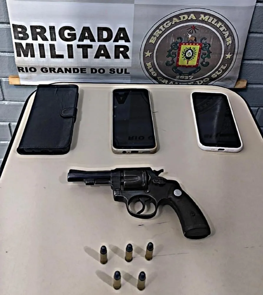 Na ação, os policiais militares apreenderam um revólver, cinco munições e três aparelhos celulares (Divulgação | 7º BPM)