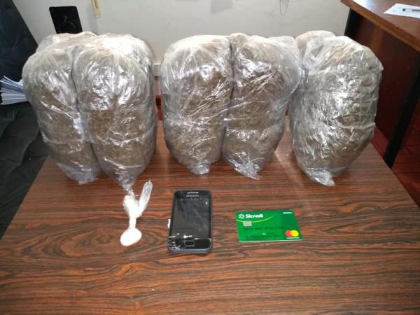 Policiais civis ainda apreenderam 2,5 quilos de maconha e oito gramas de cocaína (Foto: Divulgação/Polícia Civil)