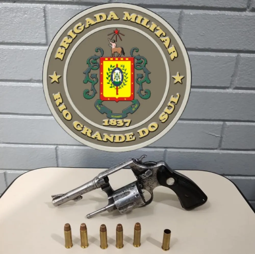 Policiais militares localizaram um revólver e seis munições (Foto: Divulgação | 7º BPM)