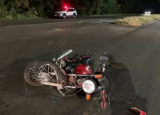 Mulher que conduzia a moto sofreu ferimentos e foi socorrida ao Hospital de Caridade (Foto: Divulgação | Corpo de Bombeiros de Três Passos)