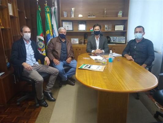 Lideranças de Derrubadas reunidas com o deputado estadual Clair Kuhn (Foto: Melissa Bulegon)