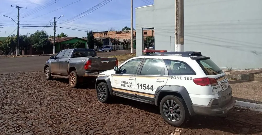 Indivíduo e a caminhonete foram apresentados na Delegacia de Polícia Civil para os devidos procedimentos legais (Foto: Divulgação | 7º BPM)
