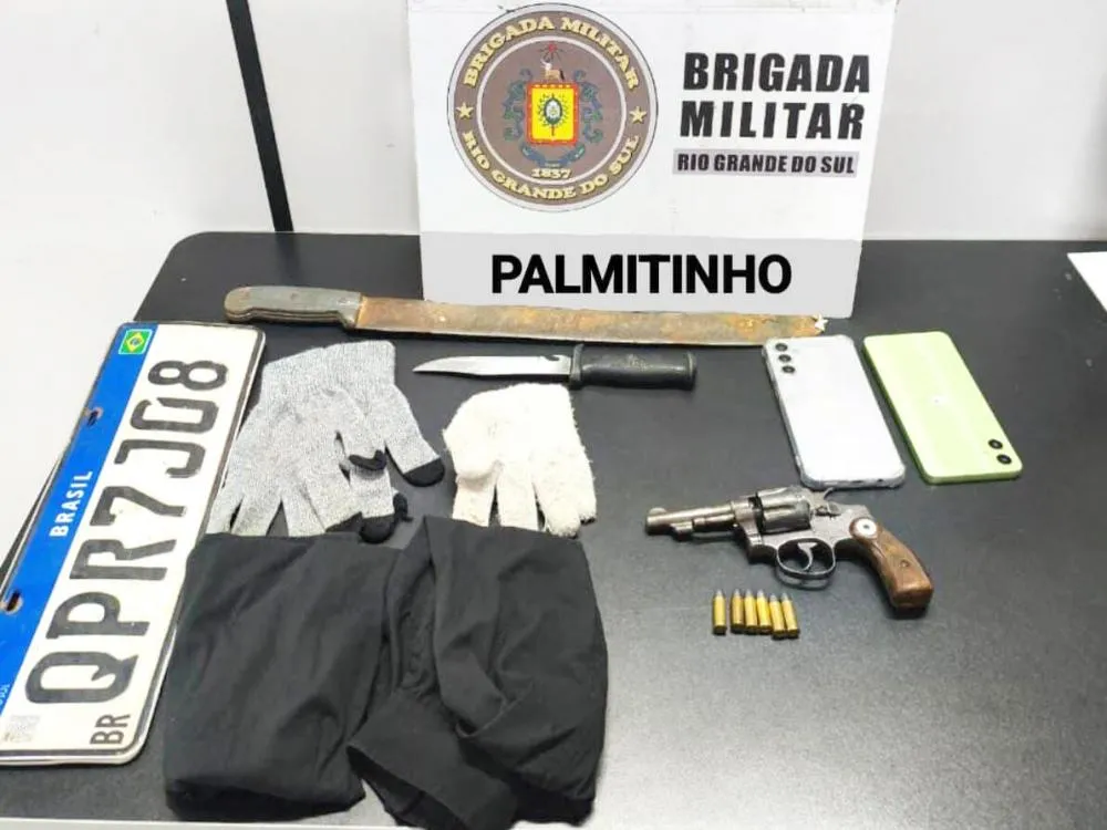 Policiais militares apreenderam um revólver calibre 32, seis munições intactas, vestimentas adaptadas com balaclavas e celulares (Foto: Divulgação | BM)