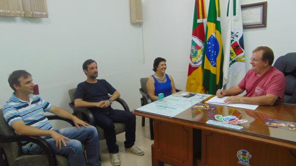 Prefeito disse que pagamentos em dia é uma forma de valorizar o quadro de servidores (Foto: Divulgação/ASCOM Redentora)