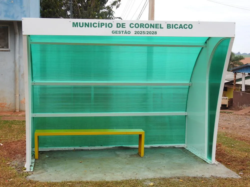 Administração Municipal finalizou a instalação de novas paradas de ônibus em diferentes bairros da cidade (Foto: Divulgação | ASCOM Coronel Bicaco)