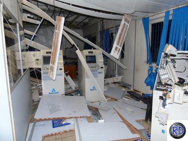 Bandidos explodiram os caixas eletrônicos do Sicredi e Banrisul (Foto: Reprodução/RD Foco)