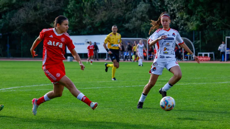 Gurias do Yucumã perderam para o Internacional na estreia da competição (Foto: Lara Vantzen | SCI)