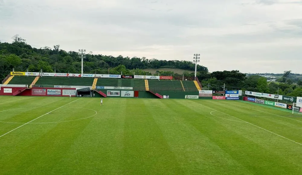 Duelo acontece na Arena União, em Frederico Westphalen, a partir das 15h30 (Foto: Reprodução | Rádio Luz e Alegria)