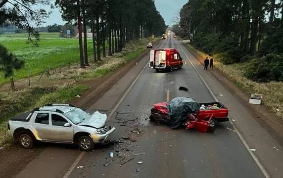 Choque frontal entre VW Saveiro e Renault Oroch foi registrado na manhã deste sábado (16/8) (Foto: Divulgação | Corpo de Bombeiros)