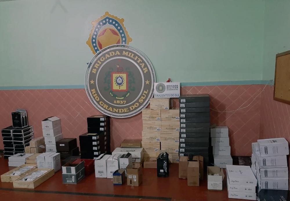 Mercadorias eram transportadas em um veículo abordado na BR 468 (Foto: Divulgação/BM)