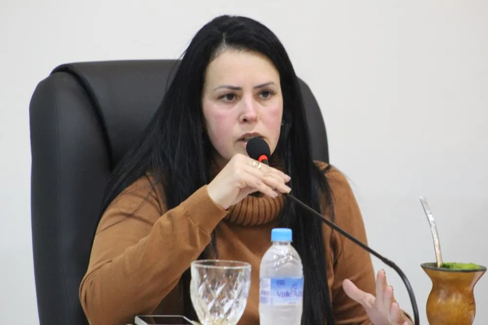 Vereadora Claudiane da Silva pediu esclarecimentos em relação à distribuição de postes de energia elétrica para famílias de baixa renda (Foto: Diones Roberto Becker)
