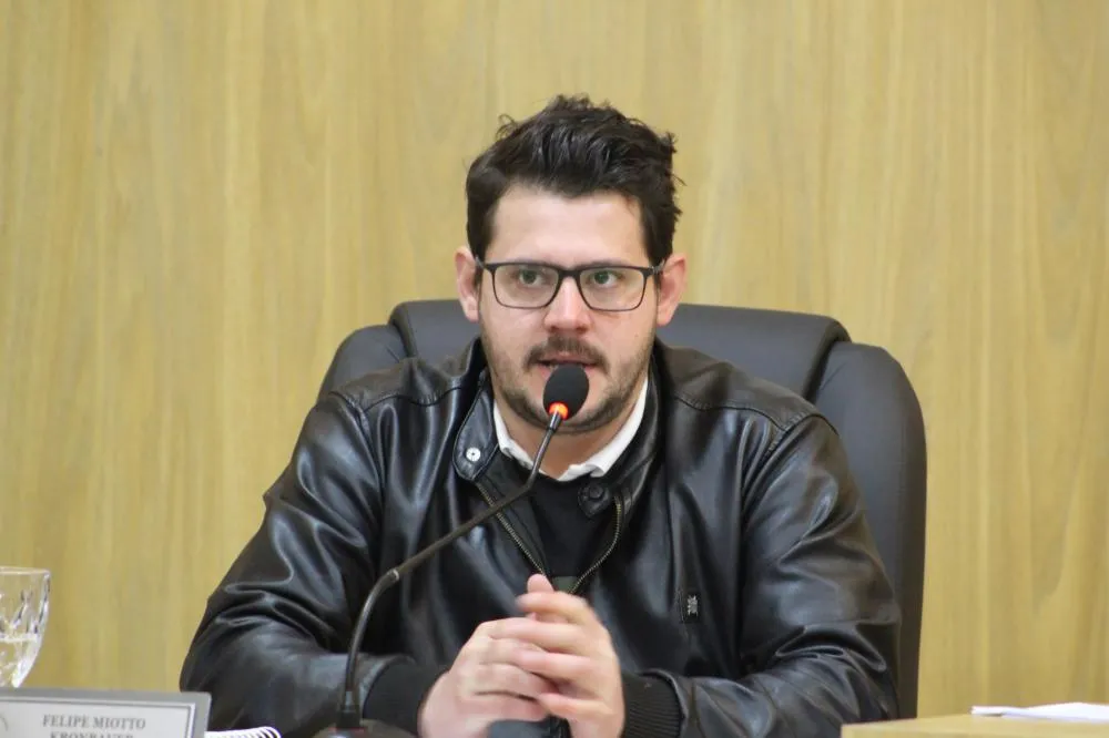 Vereador Felipe Kronbauer lembrou da função social da propriedade rural e a importância da preservação ambiental (Foto: Diones Roberto Becker)