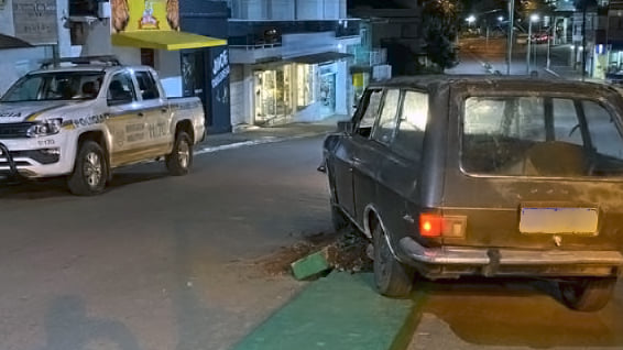 Ford Belina subiu o canteiro central e destruiu uma floreira (Foto: Divulgação/BM)
