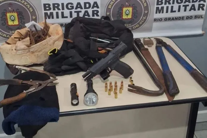 Polícia apreendeu uma pistola calibre 9 milímetros, além de toucas ninja, alicates e outros equipamentos. (Foto: Divulgação / Brigada Militar)