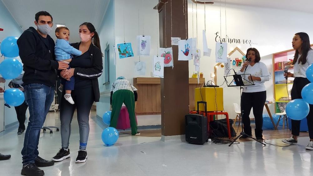 Na saída, o menino foi homenageado pelos profissionais ao som de um coral (Foto: Alcebíades Santos/HC)