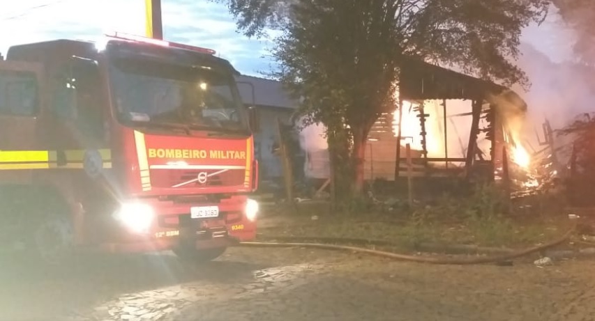 Incêndio destruiu a casa de madeira situada no bairro Assis Brasil (Foto: Reprodução/RPI)