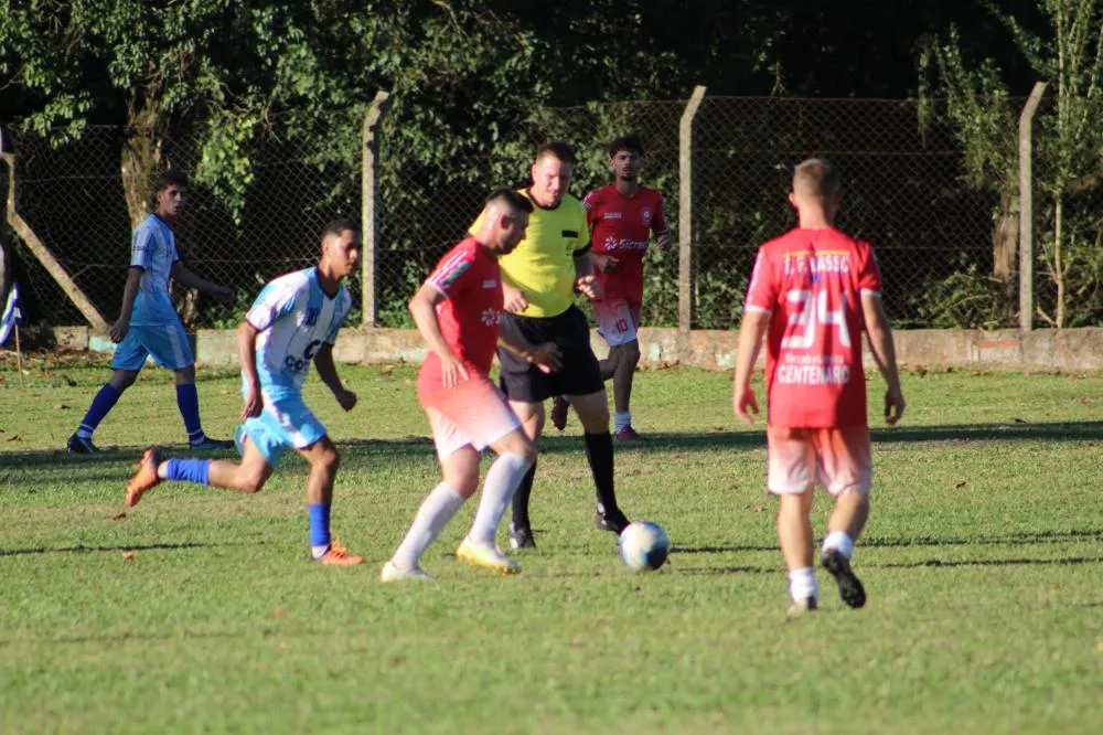 Jogos de volta das semifinais foram adiados por causa da previsão de instabilidade climática (Foto: Diones Roberto Becker)