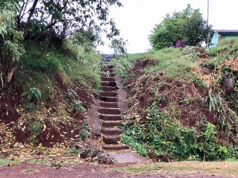 Uma das escadarias que ligam a ERS 317 ao bairro Nova Esperança (Foto: Diones Roberto Becker)